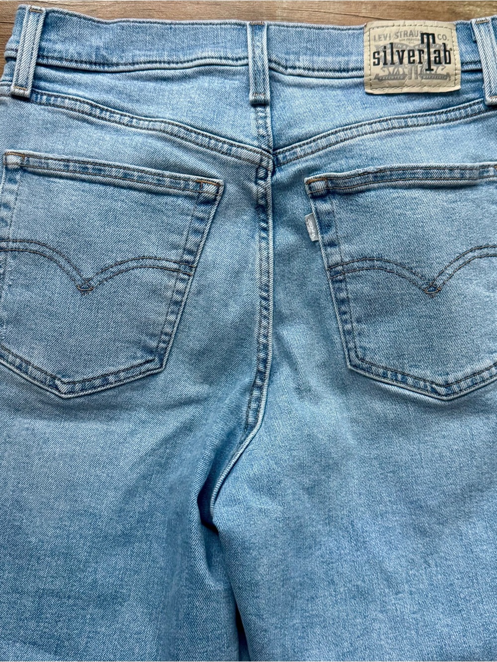 Levi’s Silver Tab Light Wash Distressed High Rise Mom Jean Stretch Denim Size 29 - Picture 6 of 8